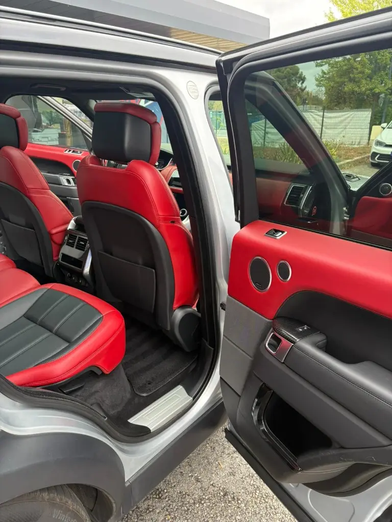 Vue détaillée des sièges arrière d’un SUV premium après nettoyage complet