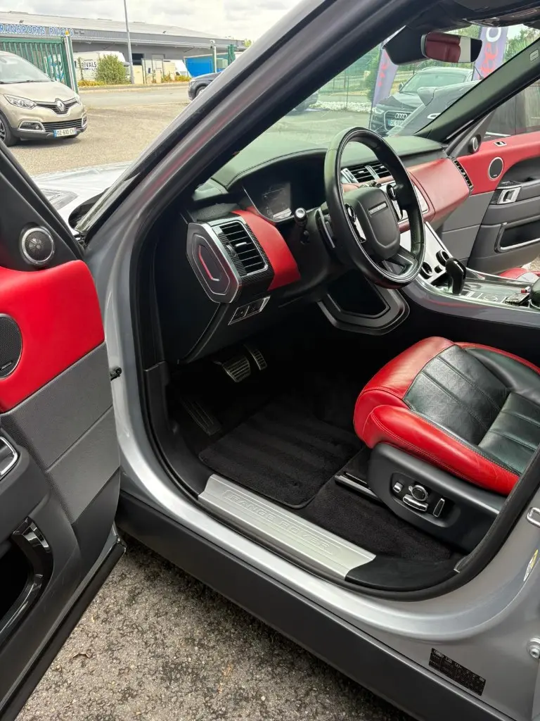 Poste de conduite d'un Range Rover Sport, volant, sièges et tapis remis à neuf