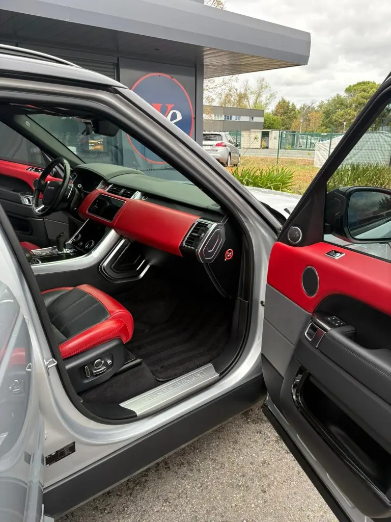 Intérieur passager avant d'un Range Rover, tableau de bord et sièges nettoyés