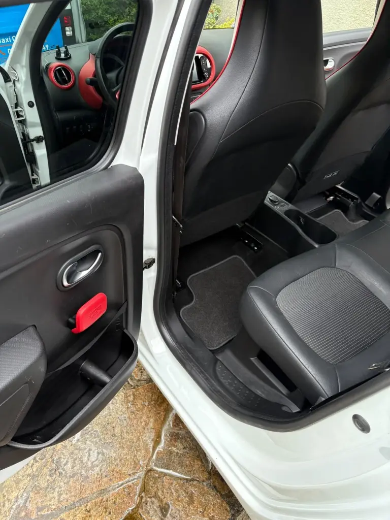 Habitacle arrière droit Renault Twingo après rénovation : moquette brossée et seuil nettoyé