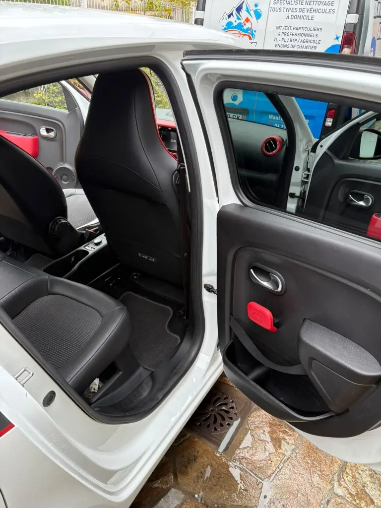 Habitacle arrière gauche Renault Twingo après intervention : seuil de porte et moquette remis à neuf