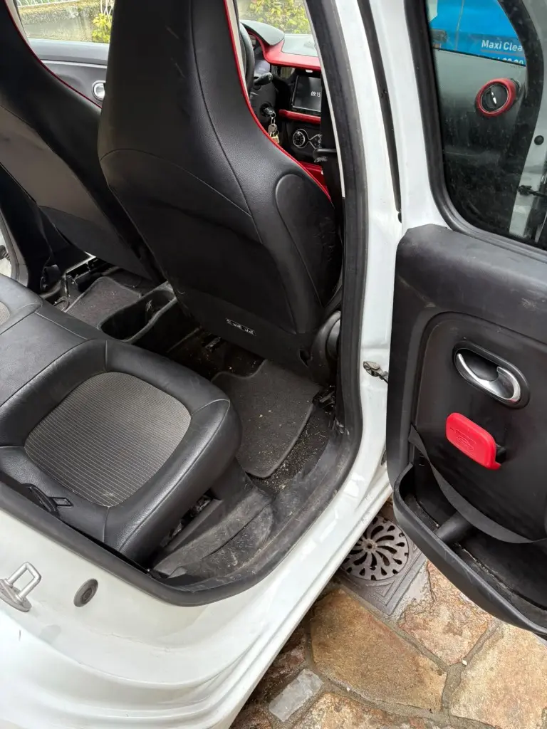 Habitacle arrière gauche Renault Twingo avant intervention : moquette et seuil encrassés