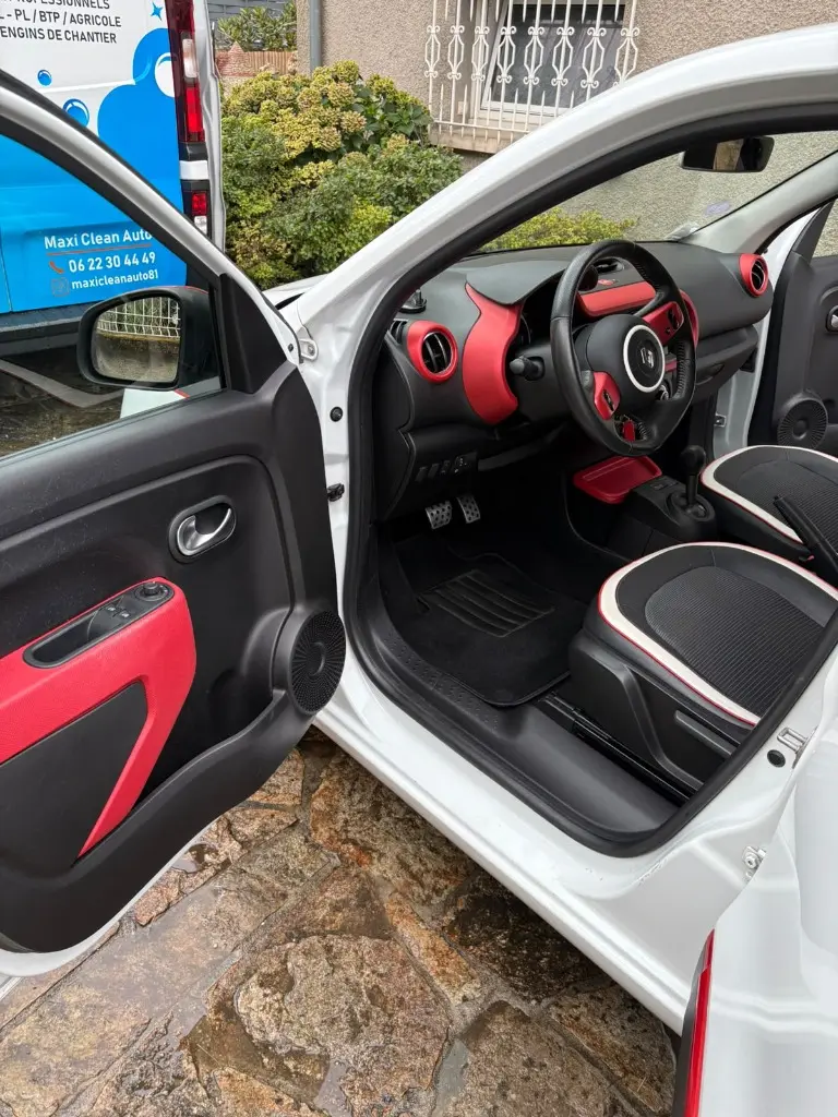 Poste de conduite Renault Twingo après nettoyage : moquette aspirée, pédalier et seuil remis à neuf