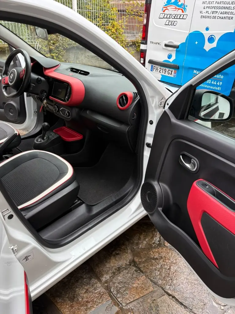 Place passager Renault Twingo après nettoyage : habitacle et console dégraissés, tapis et seuil impeccables