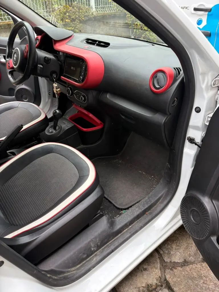 Place passager Renault Twingo avant nettoyage : salissures incrustées au sol et sur le seuil